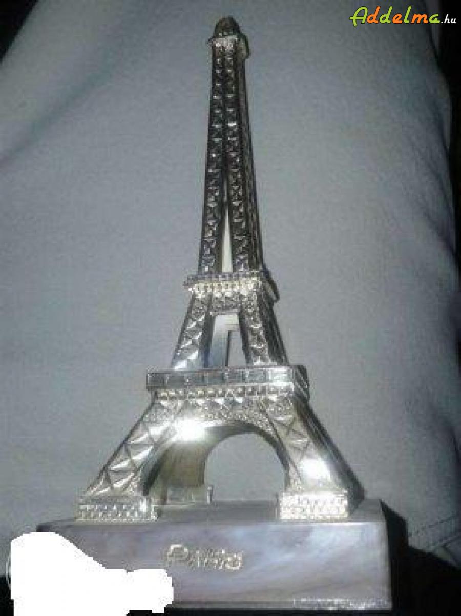 Műanyag Souvenir Eiffel torony és Courvoisier díszágyúban