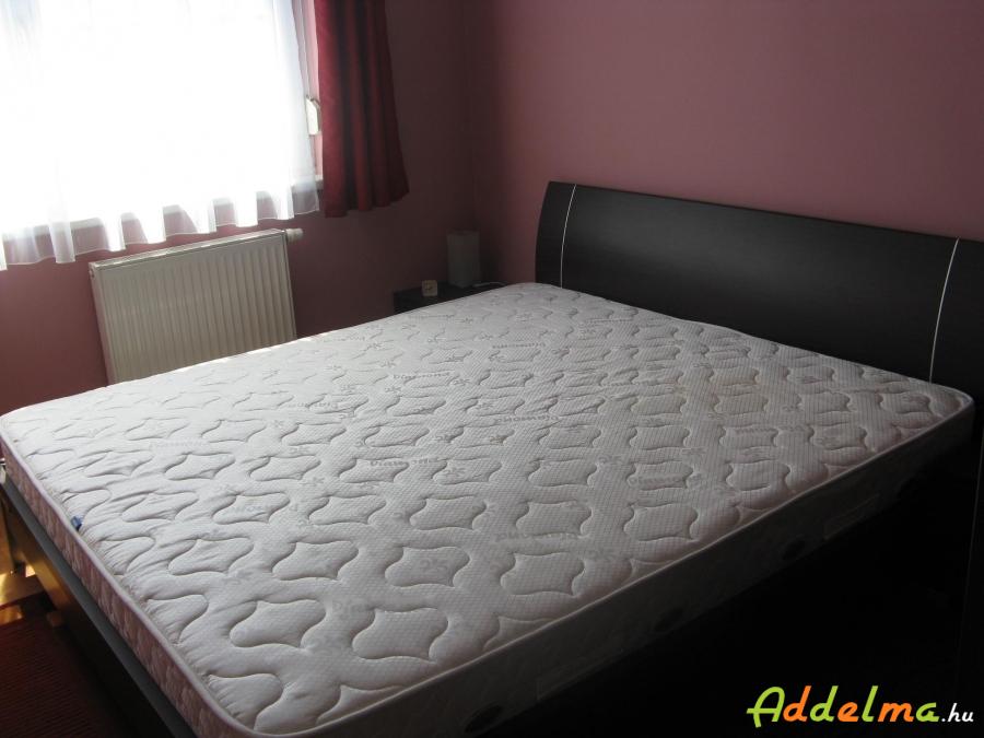 Újszerű ágykeret matraccal és éjjeliszekrénnyel eladó,180*200