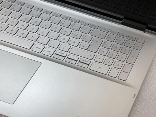 03.14 (2/10) Dell Inspirion 17 (2K kijelző)
