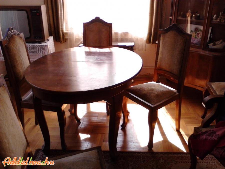 Antik ebédlő asztal öt székkel.