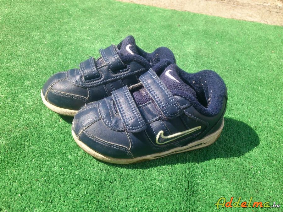 Nike gyerek cipő 22,5 kis kopással az orrán