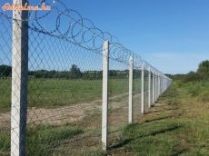 Kerítés, vadháló, drótfonat, betonoszlop,nato drót