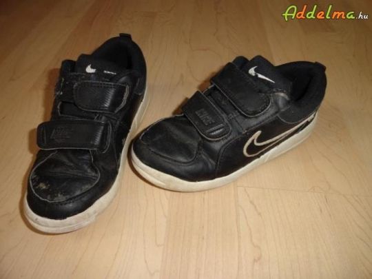 28.5-es fiú Nike sportcipő játszósnak