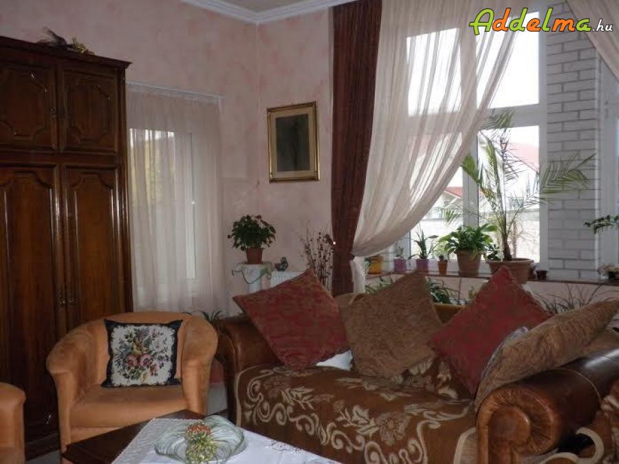 Dunakeszin 180 m2-es 3 szintes családi ház eladó