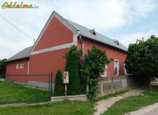 Balatonszabadiban 3+1 szobás családi ház eladó
