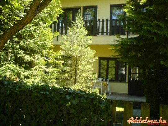 Balatonlellén a strandtól 200 m-re kiadó ház 9 főig családoknak