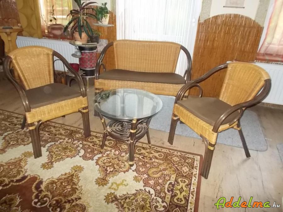 Rattan garnitúra, székekkel,asztallal