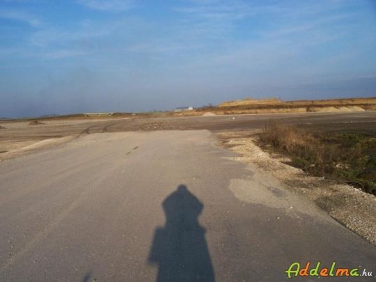 M6-os autópálya mellett kamionparkoló eladó!