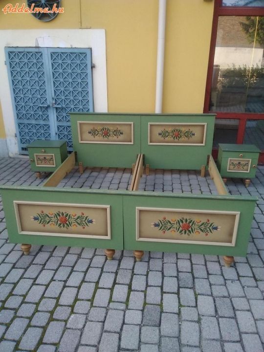 Vintage, ágy Tiroli festett franciaágy + 2 éjjeliszekrény eladó