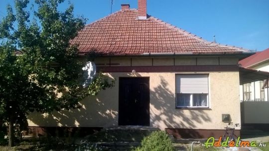 Tetétleni sátortetős családi ház