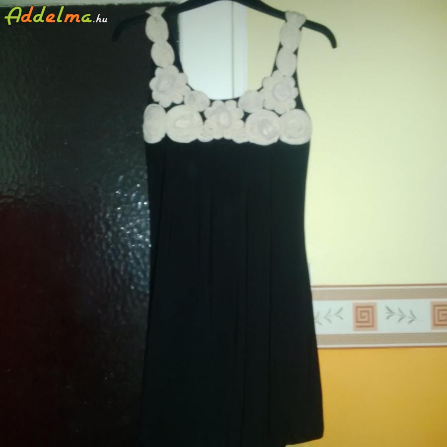 Virágos szép ruha :) M-es méretre ajánlanám fekete, fehér