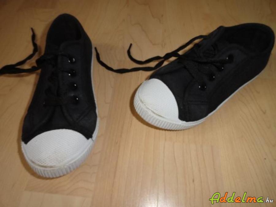 29-es fekete tornacipő