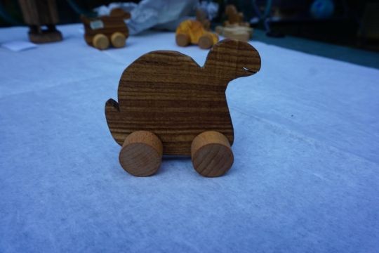 10 cm.-es gördíthető gyermekjáték fából, eladó