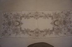100x38 cm.-es hímzett és riselt terítő eladó.