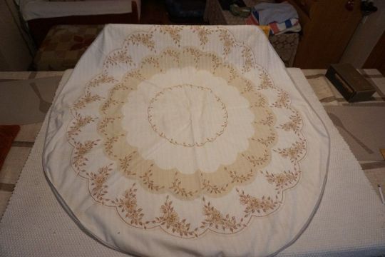115 cm.-es, áttetsző, festett kerek asztalterítő eladó.