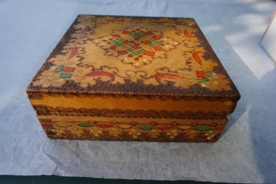 140x140 mm.-es bolgár népművészeti díszdoboz eladó.