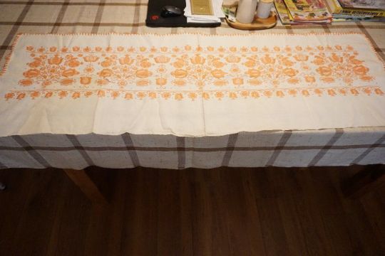 153x60 cm.-es sárgászöldes virág mintás terítő eladó.