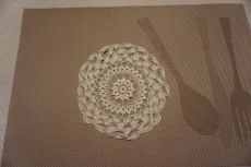 15,5 cm.-es fehér körkörös mintás csipke terítő eladó.