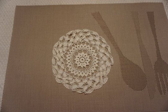 15,5 cm.-es fehér körkörös mintás csipke terítő eladó.