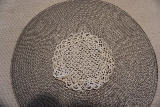 16 cm.-es kis kerek kézzel horgolt csipke terítő eladó.