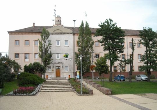 16. kerületben sashalmon garzon lakás kiadó!