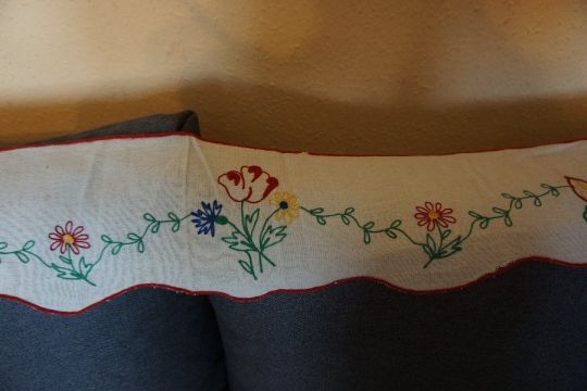 16x248 cm.-es hímzett díszes falvédő eladó.