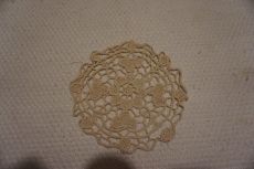 17 cm.-es kerek krémszínű csipke terítő eladó.