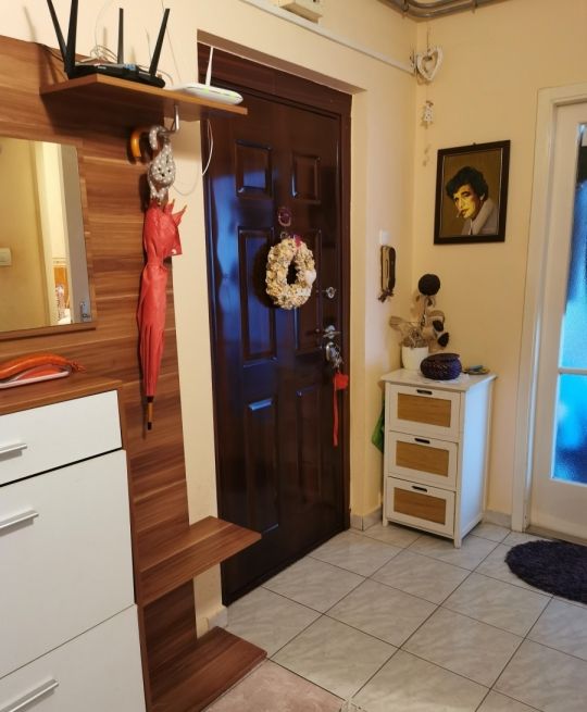 1emeleti 2szobás lakás, családiházas övezetben,+Garázs eladó!