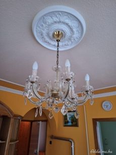 2 csillár (1 klasszikus és 1 modern, különárasok)