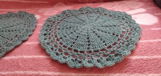 2 darab horgolt alátát /átmérő 34 cm/