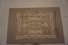 22x30 cm.-es géppel hímzett és riselt terítő eladó.