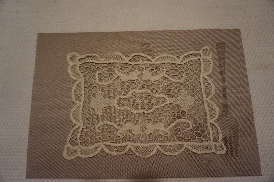 22x30 cm.-es géppel hímzett és riselt terítő eladó.