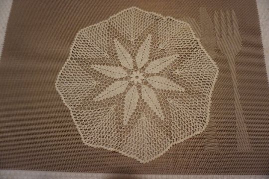 26 cm.-es csillag mintás kerek horgolt csipke terítő eladó.
