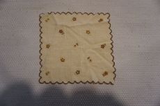 27x27 cm.-es világos sárga virág mintás alátét terítő eladó