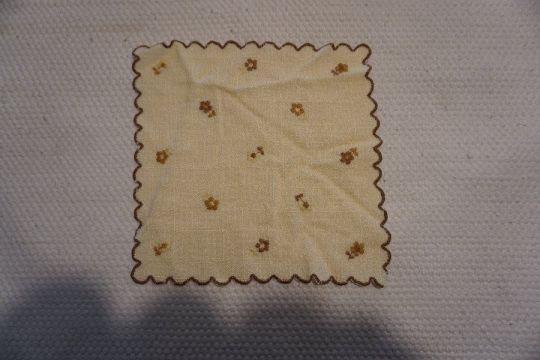 27x27 cm.-es világos sárga virág mintás alátét terítő eladó