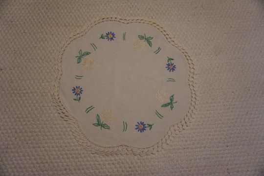 28 cm.-es virág-, és levél mintás hímzett terítő eladó.