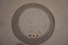 29 cm.-es kerek hímzett, alul virág mintás terítő eladó.
