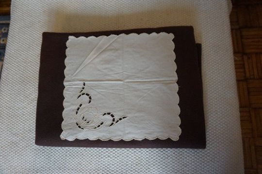 29x31 cm.-es hímzett, riselt és szegett fehér csipke eladó.