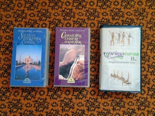 3 VHS műsoros kazetta