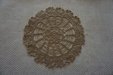 30 cm.-es kerek bézs csipke terítő eladó.