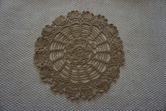 30 cm.-es kerek bézs csipke terítő eladó.