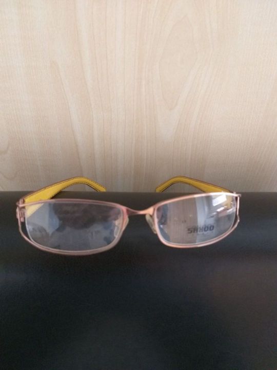 300 db márkás férfi, női, gyermek szemüvegkeret