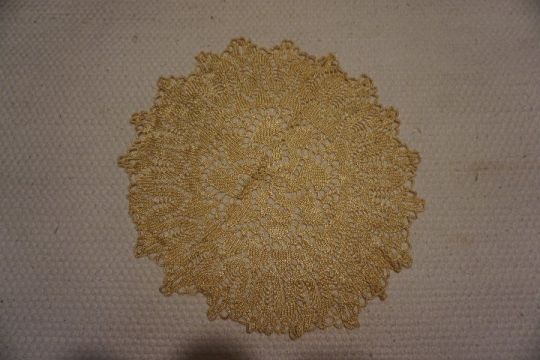 31 cm.-es krémszínű, és aranysárga cérnával csipke eladó