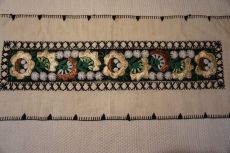 33x85 cm.-es fekete, piros és aranysárga színben falvédő eladó