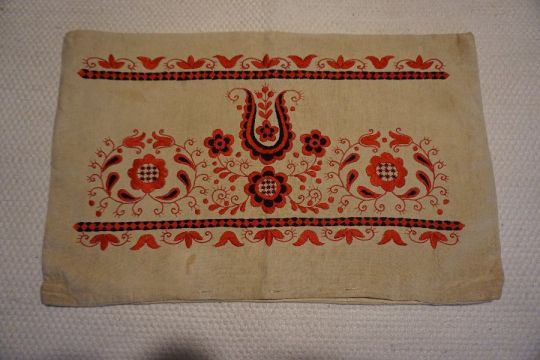 34x53 cm.-es színesen hímzett párna huzat eladó.