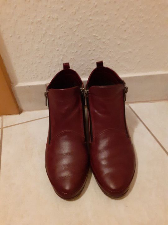 37-es női bordó bőr bokacsizma