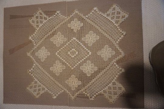 40x38 cm.-es négyzet-, és téglalap mintás csipke eladó.