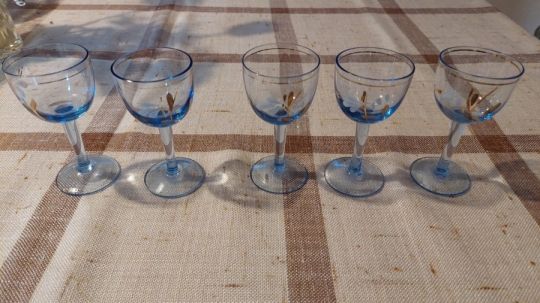 5 db. talpas, virág mintás festett rövid italos pohár eladó.