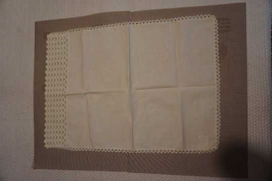 50x36 cm.-es géppel hímzett díszes terítő eladó.
