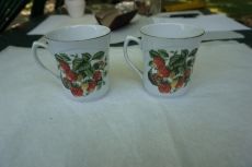 6 darabos eper mintás porcelán bögre készlet eladó.